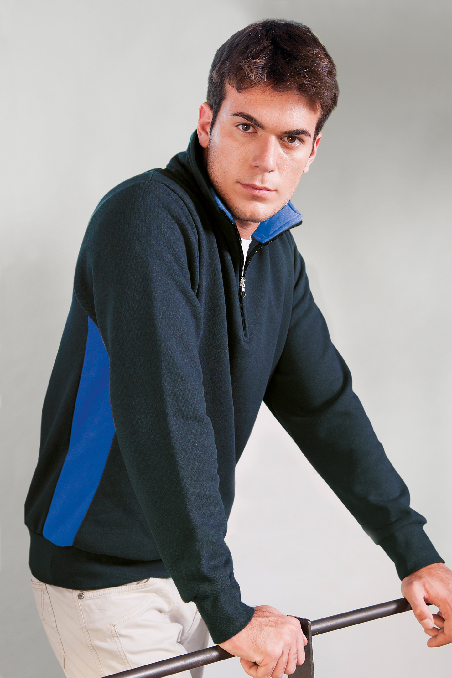 Sweat-shirt à col zippé avec côtés contrastés