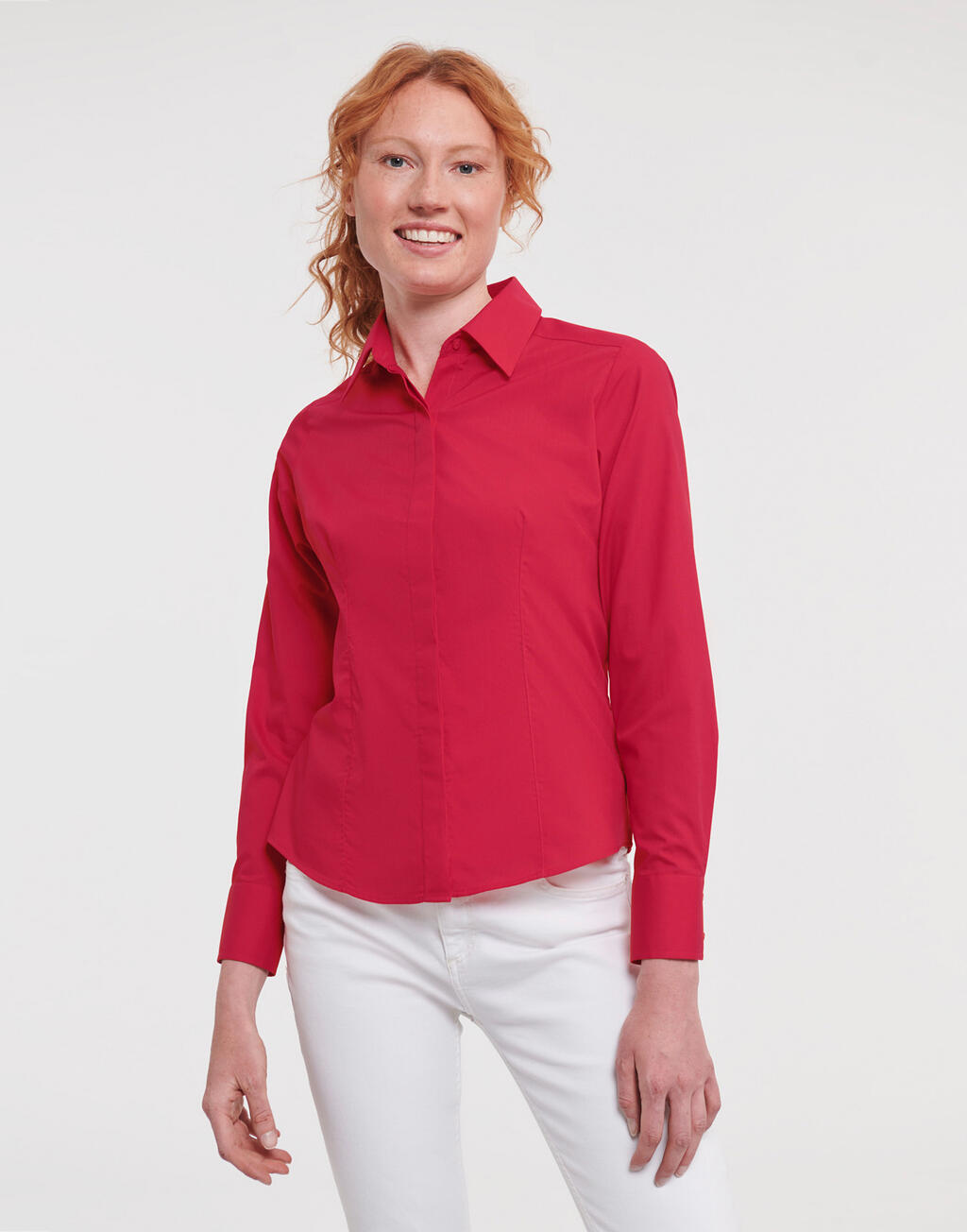 Damesoverhemd met lange mouwen, getailleerd model, van polykatoenen poplin.