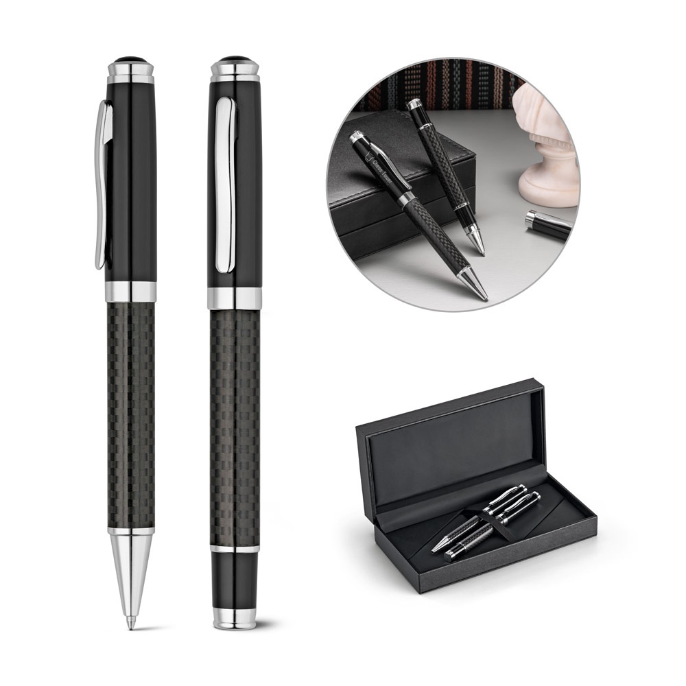 Schaakspel. Set met rollerballpen en balpen van metaal en koolstofvezel met draaimechanisme.