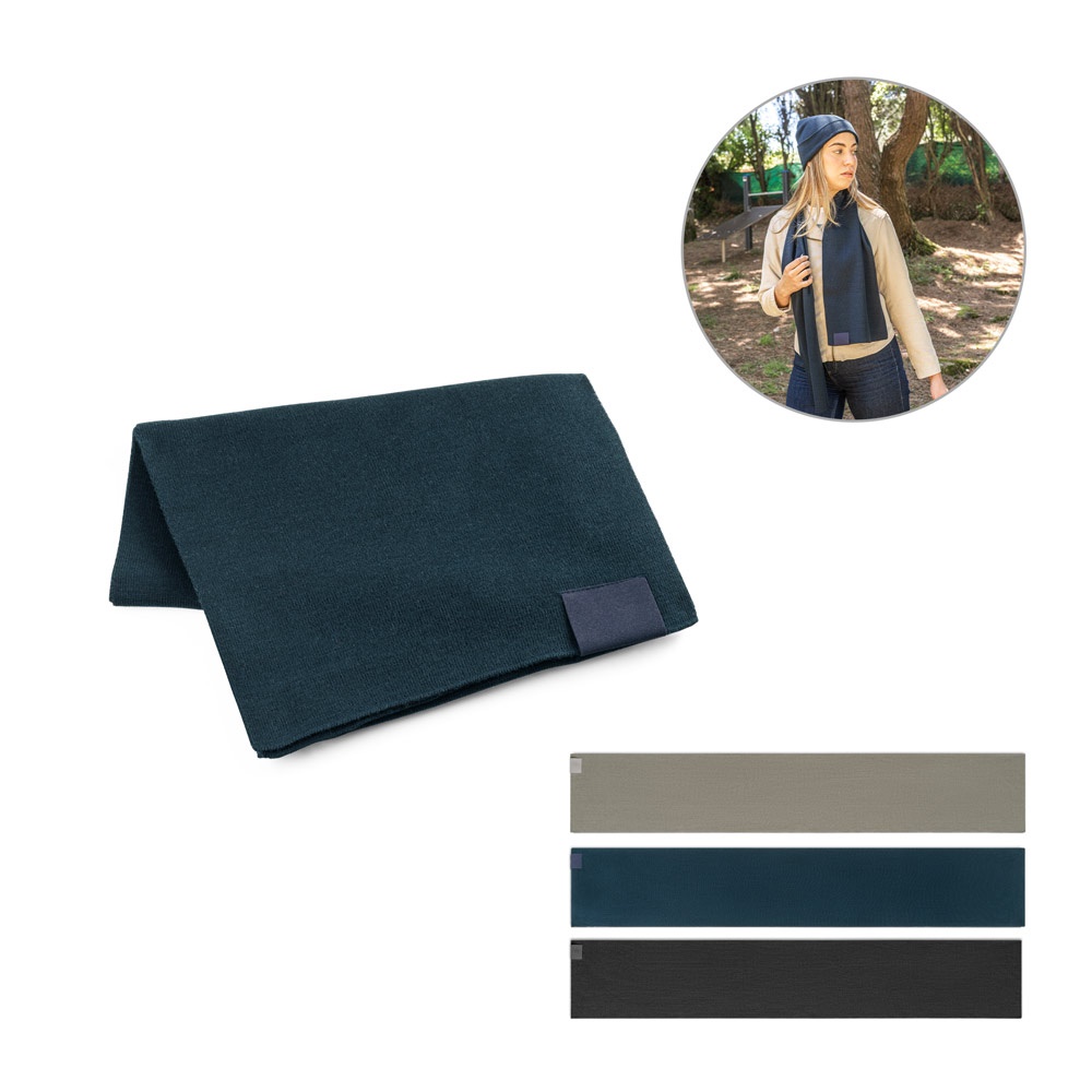 SERENITEIT. Sjaal van gerecycled polyester (100% rPET) met gestikte details voor personalisatie.